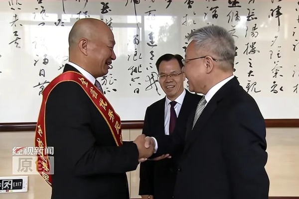 湖南“新春第一会”召开，，，授予振科眼科董事长陈邦等100人“新湖南贡献奖全省优秀民营企业家”称号